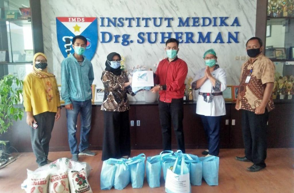 Ikatan Keluarga Alumi Institut Medika Drg. Suherman (IKA IMDS) Memberikan 10 paket sembako untuk Keluarga Pasien yang terkonfirmasi Covid-19.